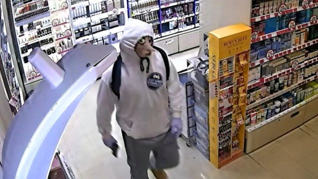 Man robs Gold Coast pharmacy wearing