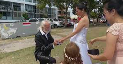 Couple marry at Queensland and NSW border