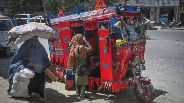 افغانستان میں طالبان خواتین کے اکیلے سفر کرنے اور گاڑیوں