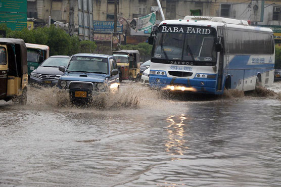 کراچی میں بارش شہریوں کا ایک دوسرے کو گھر