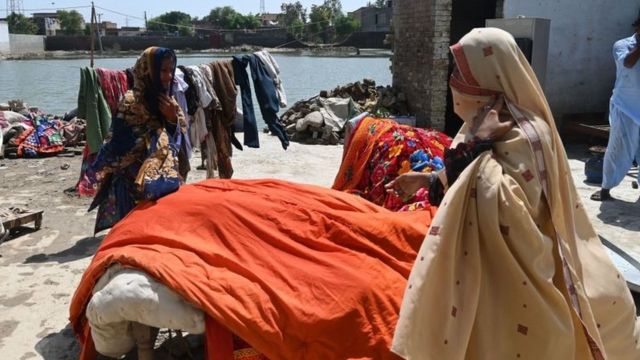سندھ میں سیلاب ریلیف کیمپوں میں خواتین