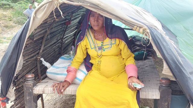 سیلاب میں پھنسی حاملہ خواتین کو