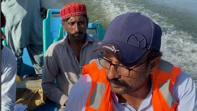 سندھ میں سیلاب دادو کا باہمت شخص