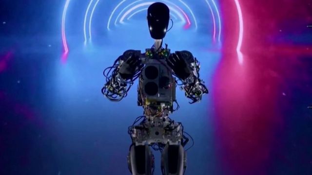 آپٹیمس ٹیسلا کا ’انسان نما روبوٹ