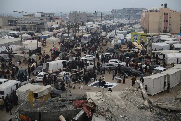 Palestinians stream into southern Gaza town