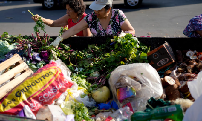 Argentina’s annual inflation soars to 211.4%, the